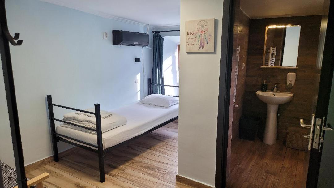 Byzanthin Hostel Бухарест Экстерьер фото